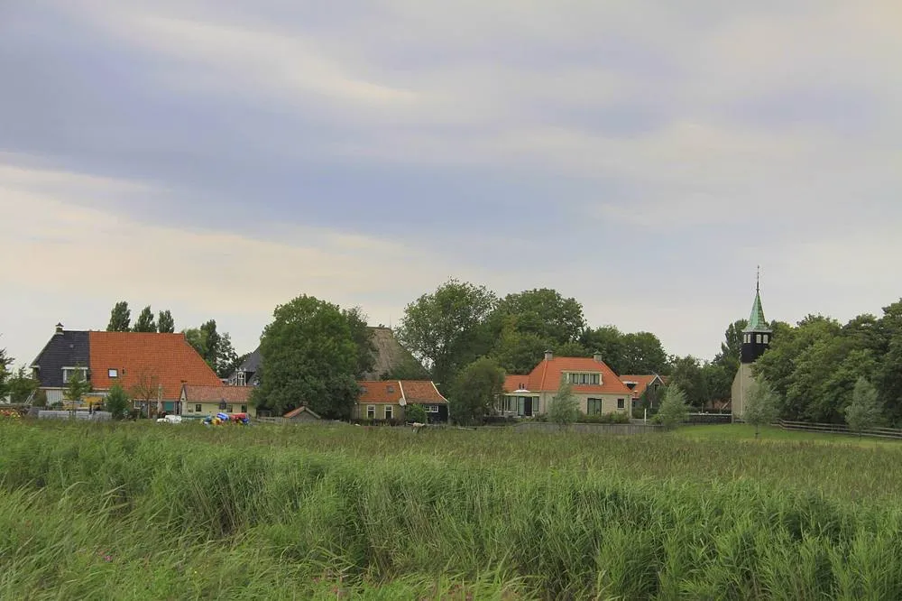 Gaast: Daar ligt Gaast, gezien vanaf De Zeedijk, in Friesland